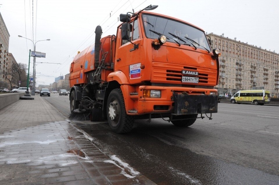     В Новосибирск до 15 декабря поступят семь новых машин для уборки улиц. Михаил ФРОЛОВ