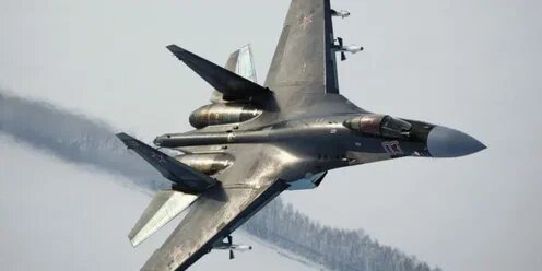 МОСКВА, 12 августа. /ТАСС/. Минобороны России опубликовало в пятницу кадры боевых вылетов экипажей истребителей Су-35С Западного военного округа по уничтожению объектов военной инфраструктуры ВСУ в ходе проведения специальной военной операции на Украине. 
"Экипажи истребителей Су-35 в ходе выполнения полетных заданий продолжают уничтожать объекты противника, применяя широкий спектр авиационных средств поражения. Для уничтожения авиационной техники ВСУ, поражения радиолокационных станций, комплексов противовоздушной обороны экипажи применяют управляемые высокоточные ракеты различного класса "воздух-воздух" и "воздух-поверхность", - говорится в сообщении Минобороны.

На видео показано, как авиационная техника проходит комплексную подготовку специалистами инженерно-технического состава: проводится проверка работы всех систем авиационных комплексов, подвеска ракет и заправка машин. Истребитель выруливает на взлетно посадочную полосу, выполняет полет на боевое патрулирование. На кадрах с камеры объективного контроля показано уничтожение одной из целей.

Как рассказал командир авиационного звена Су-35С, на удалении он заметил подход воздушных целей предположительно двух МиГ-29. Выполнил наведение и по команде с командного пункта пуск двух управляемых ракет Р-77. По прилете получил информацию - цель уничтожена - МиГ-29 ВСУ.

В ведомстве пояснили, что истребитель командира авиазвена атаковал противника, прикрывая работу российских бомбардировщиков. Здесь он с первого дня проведения спецоперации. Командир авиационного звена Су-35 Западного военного округа почти каждый день поднимается в воздух.

Военно-воздушные силы России отмечают в пятницу 110 лет со дня образования. С юбилеем летчиков, штурманов, авиационных специалистов и работников оборонно-промышленного комплекса поздравил министр обороны РФ Сергей Шойгу. Об этом сообщает "Рамблер"