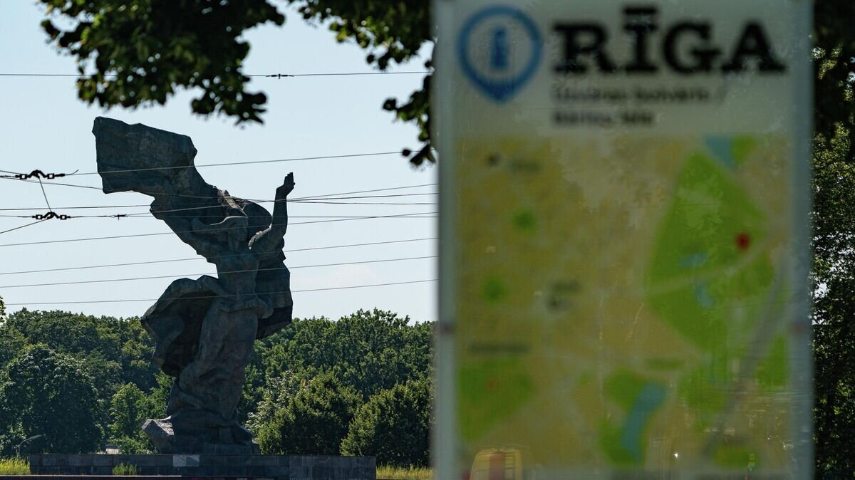    Памятник воинам Советской Армии - освободителям Советской Латвии и Риги от немецко-фашистских захватчиков в парке Победы на левом берегу Двины в Риге© РИА Новости / Стрингер
