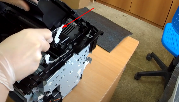 Фото 49. Выкручиваем указанные винты на задней стенке