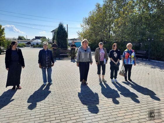    Жители посёлка пришли к памятникам советским воинам, чтобы почтить память своих предков. Акция прошла под присмотром Вооруженных сил ДНР Богдан Борман © ИА REGNUM