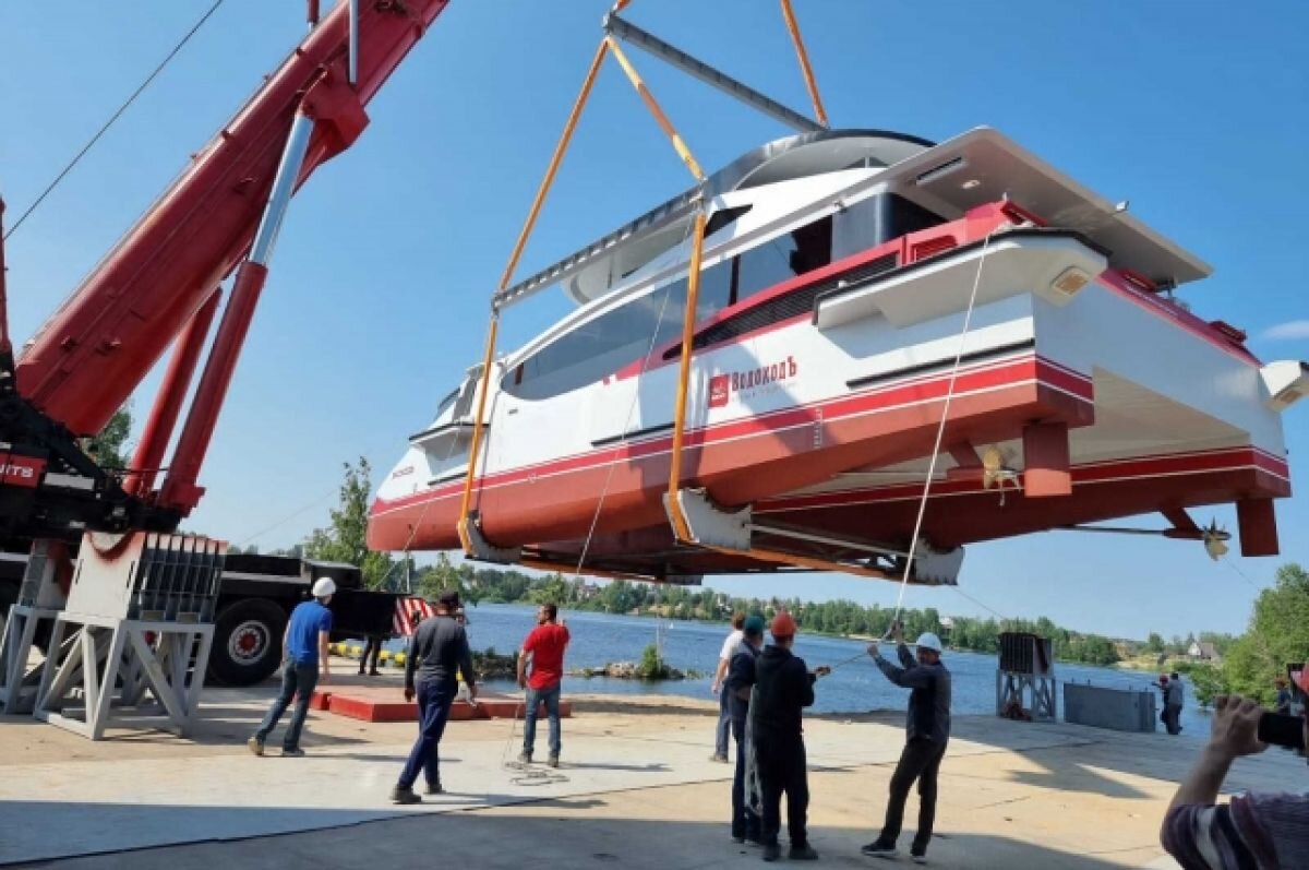    Судно везут из Ленинградской области по северному морскому пути.