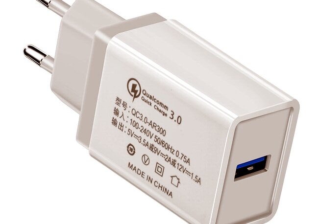 Быстрая зарядка отличается от обычной отличным от 5 вольт напряжением