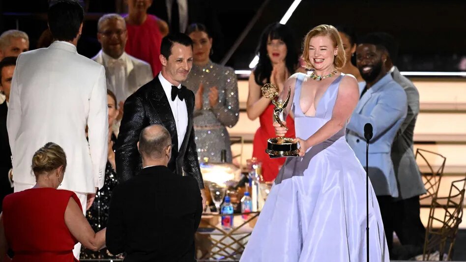 Das Team von »Succession« feiert den Emmy-Gewinn – darunter die Darstellerin Sarah Snook und ihr TV-Bruder Jeremy Strong Foto: PATRICK T. FALLON / AFP