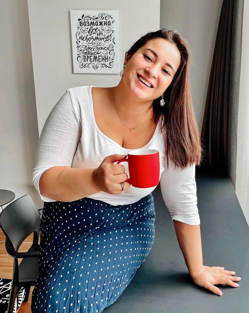 Добрый день. Меня зовут Вика, я — семейный психолог, телеведущая, автор книг «Это же ребенок» и «Это же любовь» и мама троих детей.