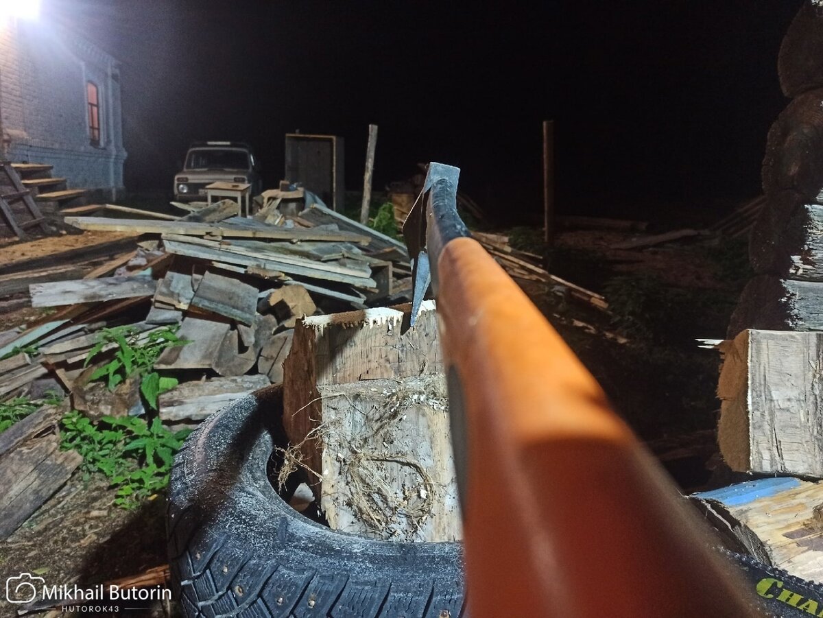 Вечерняя колка дров