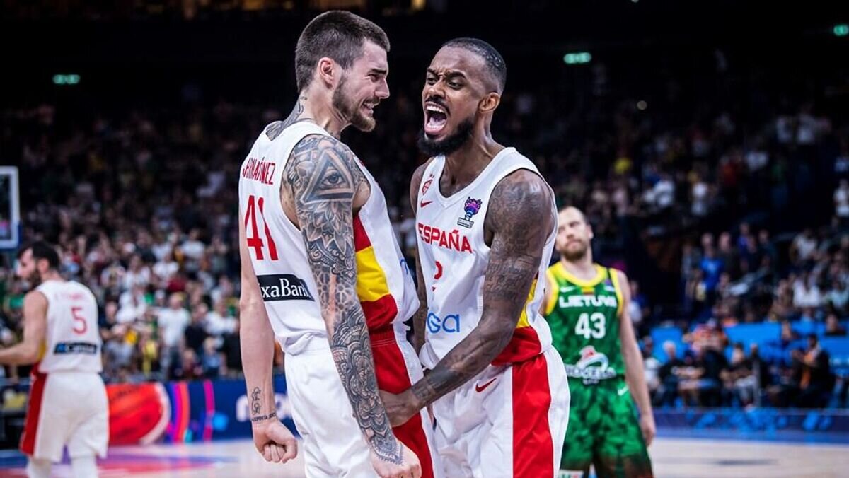    Испанские баскетболисты Лоренцо Браун (справа) и Хуанчо Эрнангомес© пресс-служба FIBA