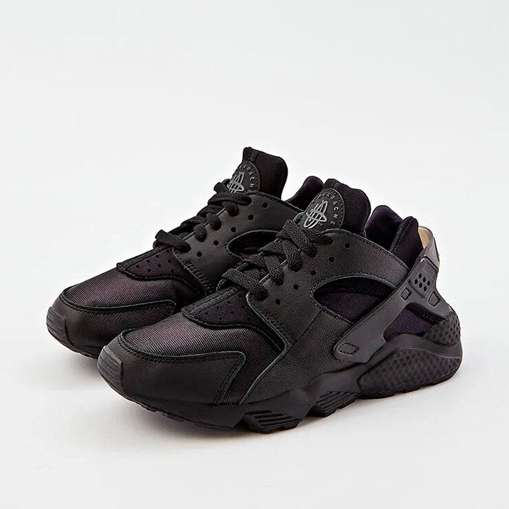    Черные кроссовки из кожи и текстиля не просто модные, а еще легкие и удобные – они снабжены фиксатором пятки