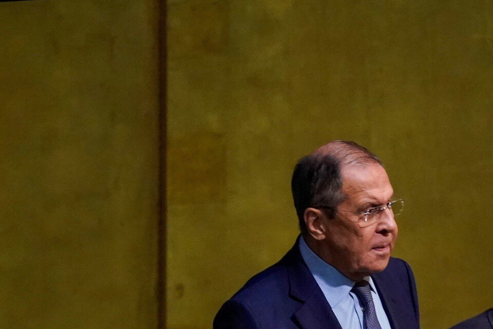     Лавров заявил, что Россия не намерена делать первых шагов навстречу диалогу с Западом  REUTERS