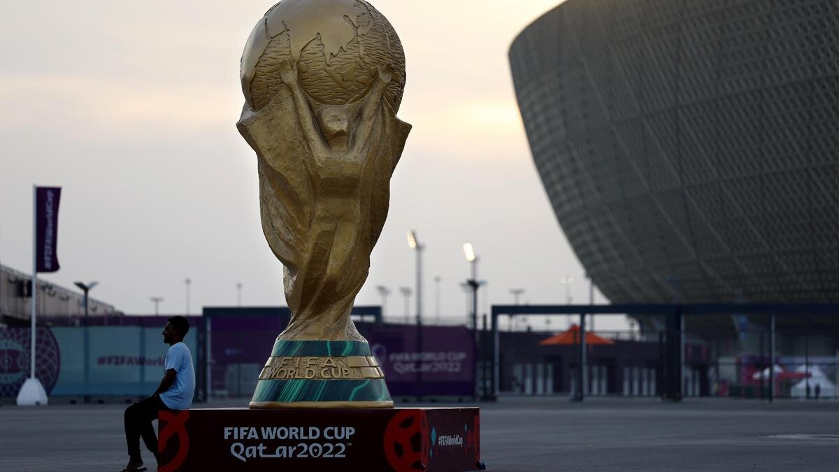    Мужчина сидит у скульптуры:Fu Tian/China News Service via Getty Images