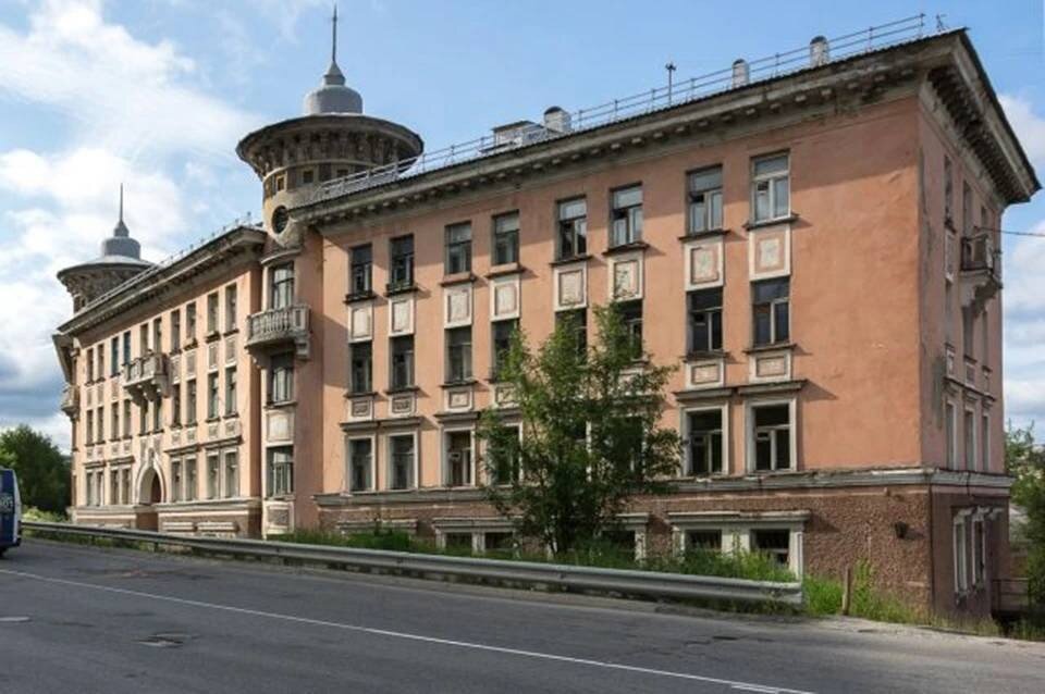     Здание на улице Папанина, 30 - одно из самых красивых в Мурманске с точки зрения архитектурных решений. Фото: domofoto.ru