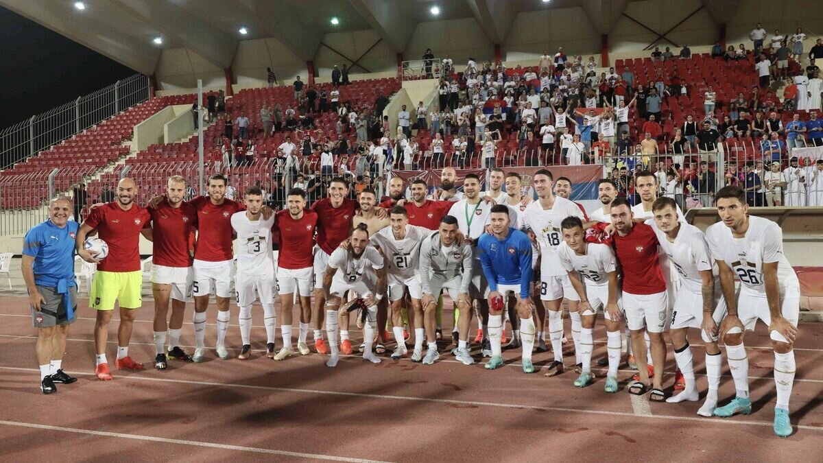    Футболисты сборной Сербии с болельщиками после матча© пресс-служба сборной Сербии по футболу