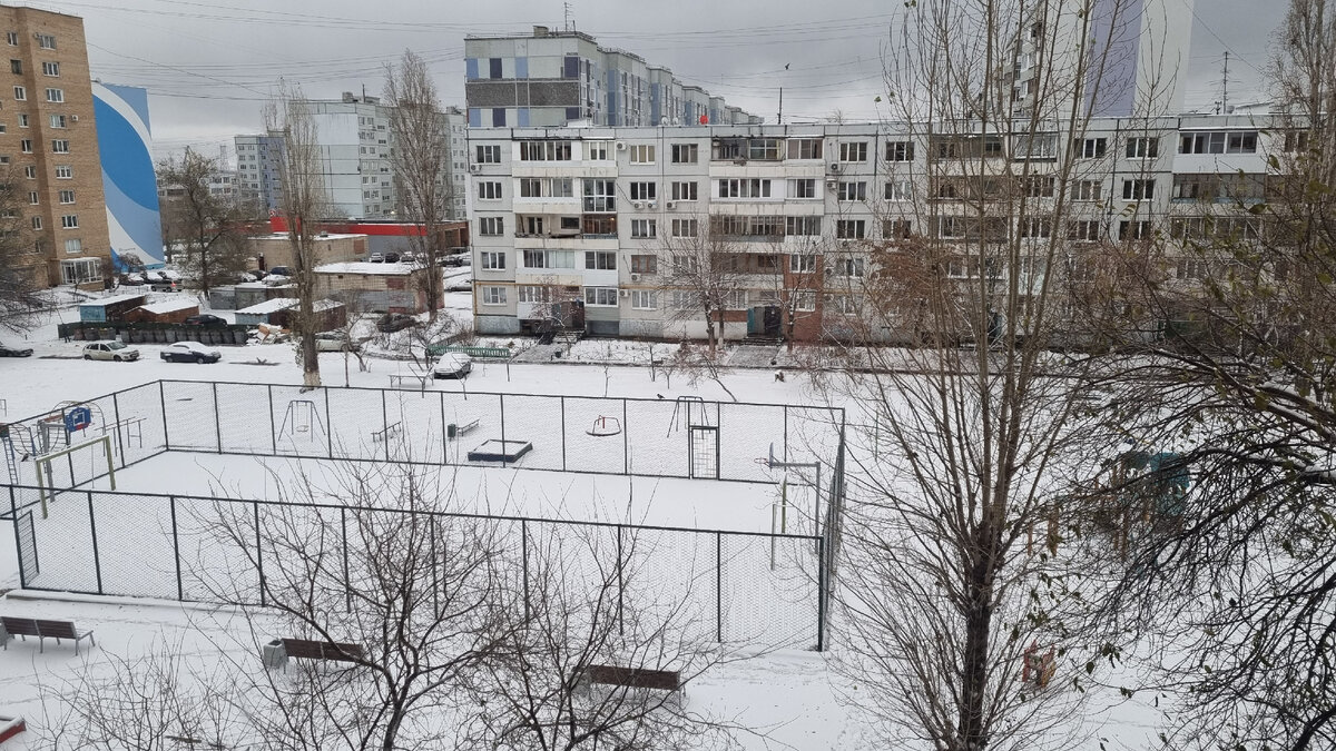 Приятно когда засыпаешь под дождик и мокрый асфальт а просыпаешься а во дворе такое =)