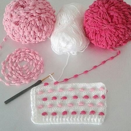    Комбинирование пряжи с помпонами в классическое вязание крючкомИсточник: nazarca.com