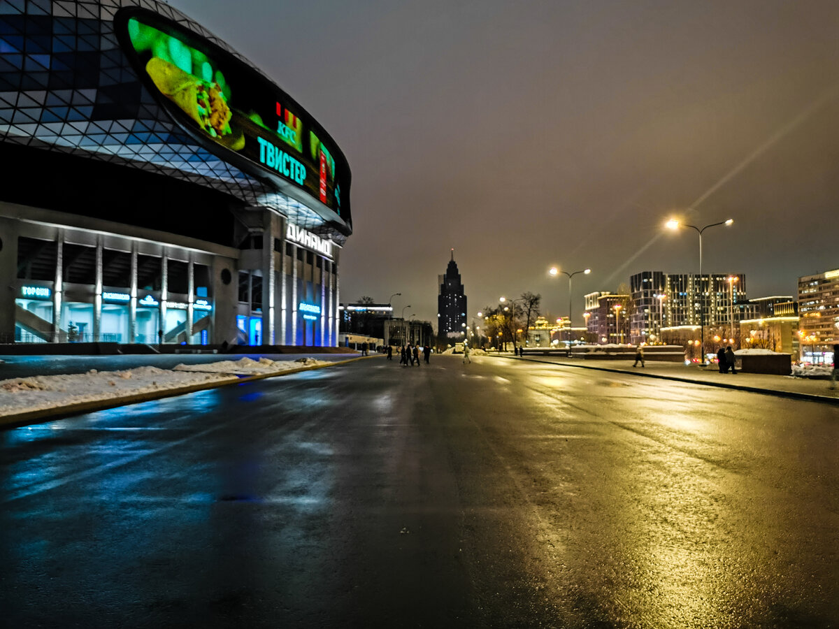 Московская аллея. Вид со стороны Театральной аллеи. Слева - реконструированный стадион "Динамо" и торговый центр "Арена Плаза".