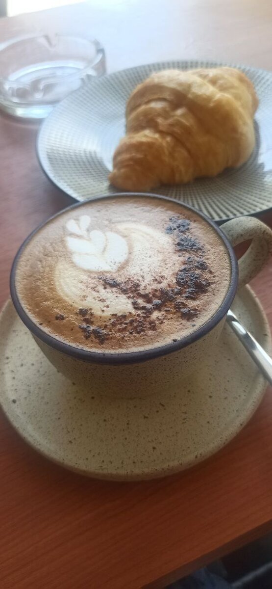 А это утренний капучино с круассаном из кофейни Public Coffee