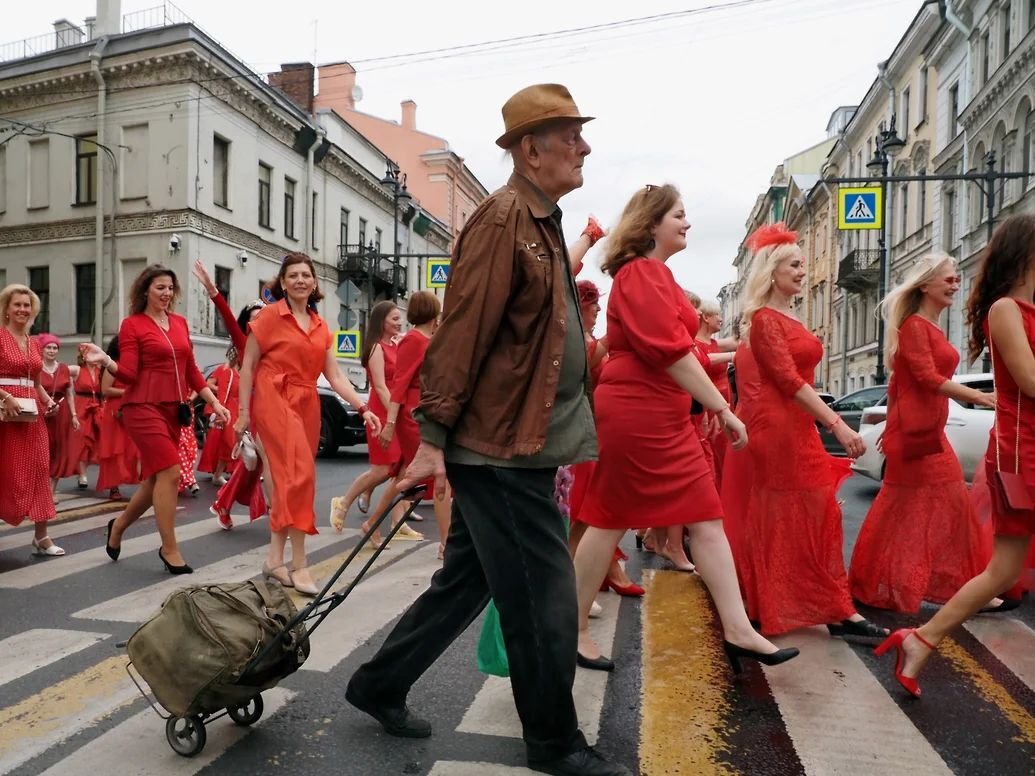 флешмоб красных платьев на исаакиевской. случайная 19. неслучайная встреча сериал. фильм неслучайная встреча. сериал неслучайная встреча кадры.