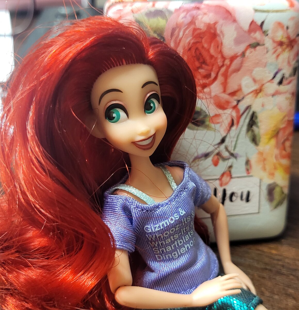 Строит глазки.