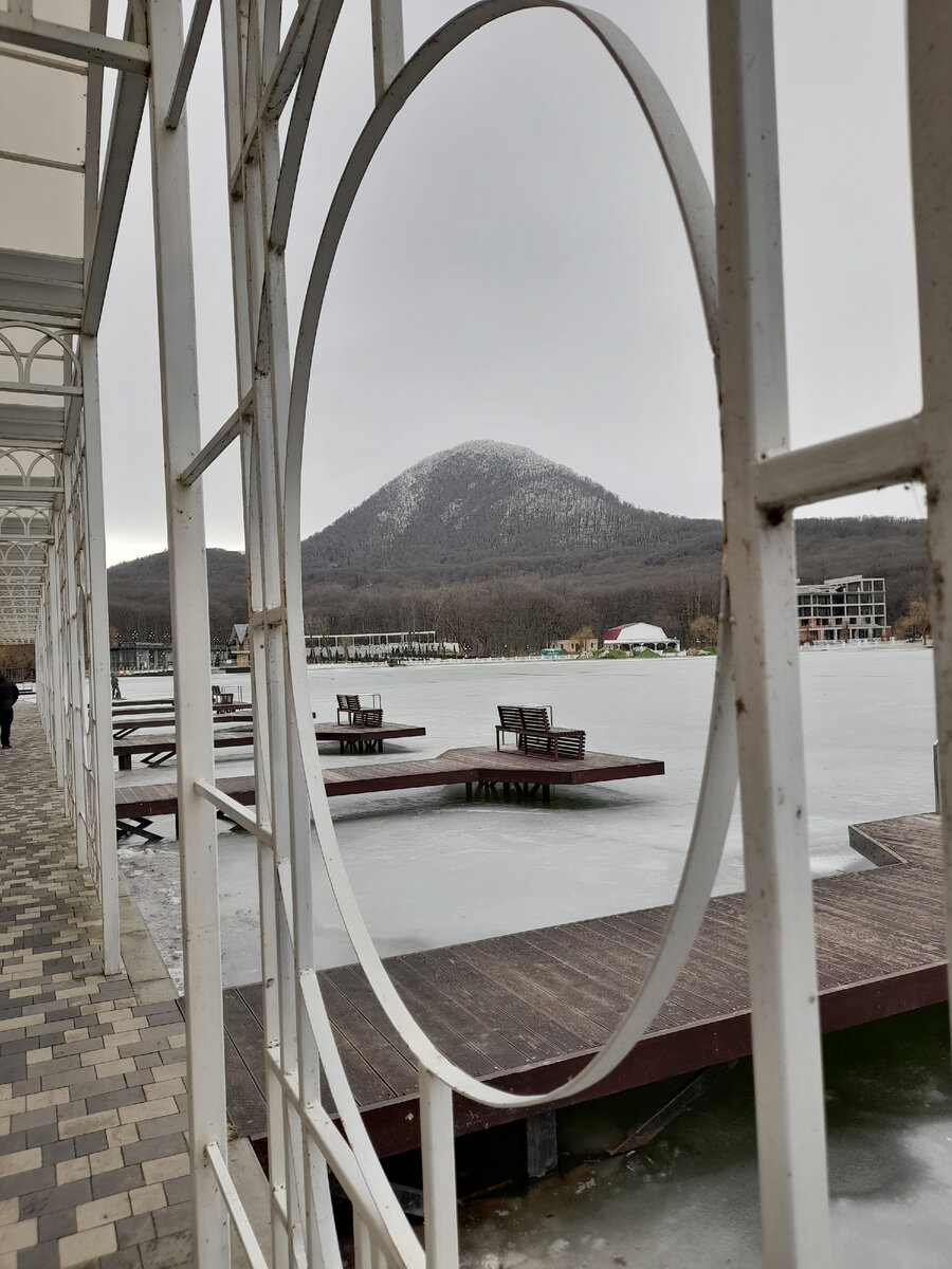 Железная "в колечке" , вдали у ее подножия "островок вечнозелёных гор"