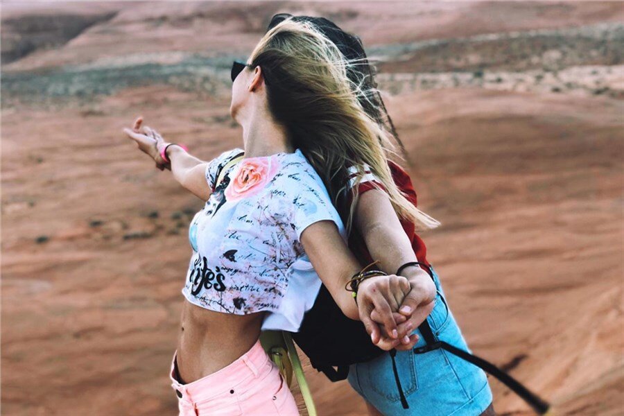 Дрянная девчонка фильм 2008. Село джоколо. Мила кунис шпион который меня кинул. Анна де армас тук тук. Девушка за столом в профиль.