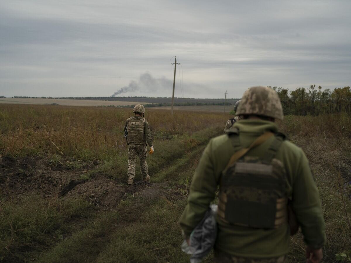    Украинские солдаты ищут тела погибших военнослужащих ВСУ© AP Photo / Leo Correa