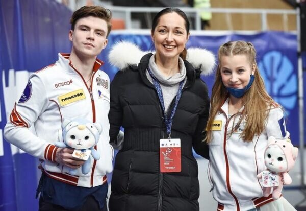    Василиса Кагановская и Валерий Ангелопол с тренером. Фото: olympteka.ru