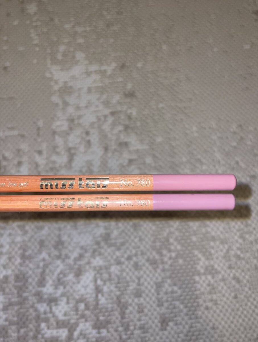 Попробуйте угадать где подделка, а где оригинал