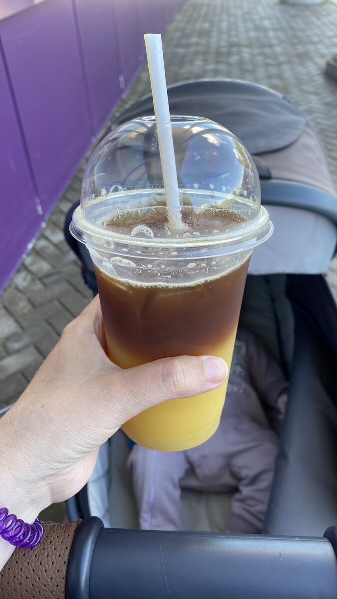 Стаканчик кофе, как возвращение к прошлой жизни. Считаю, что иногда надо себя баловать и напоминать, что жизнь это не только рутина с ребенком