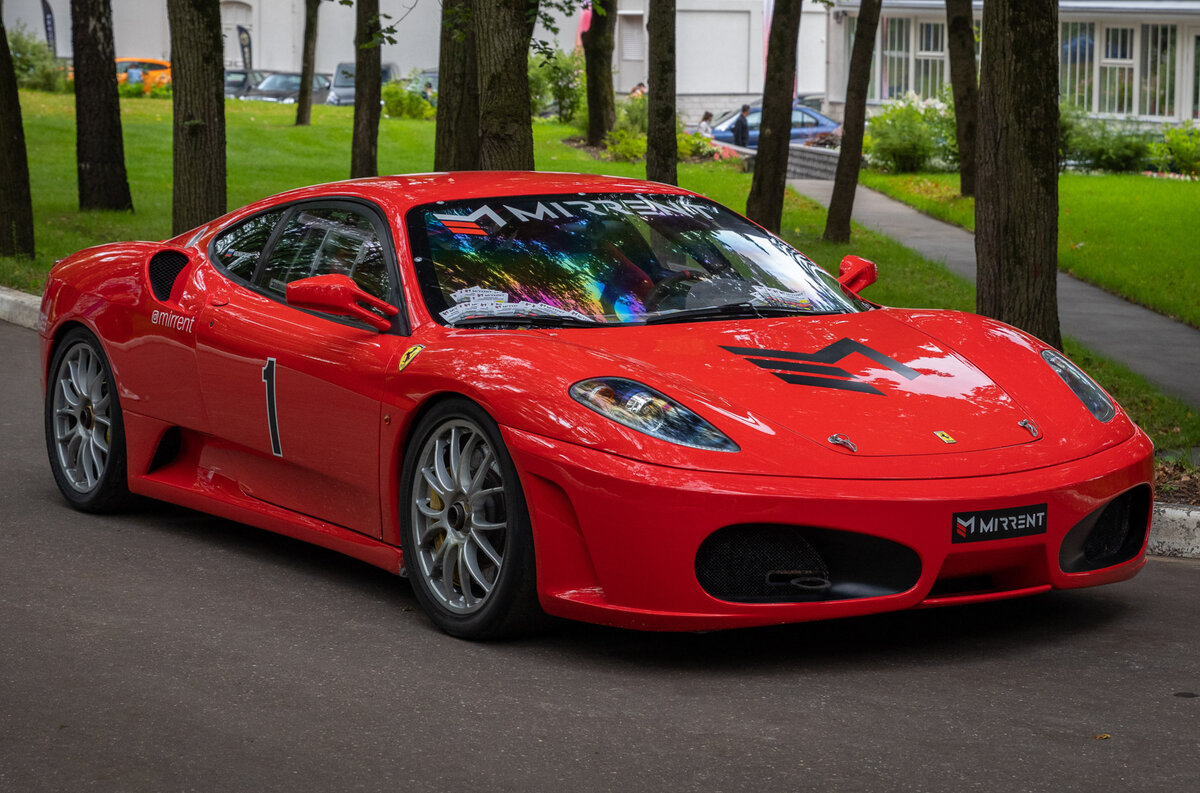 Ferrari f430 на фоне дома