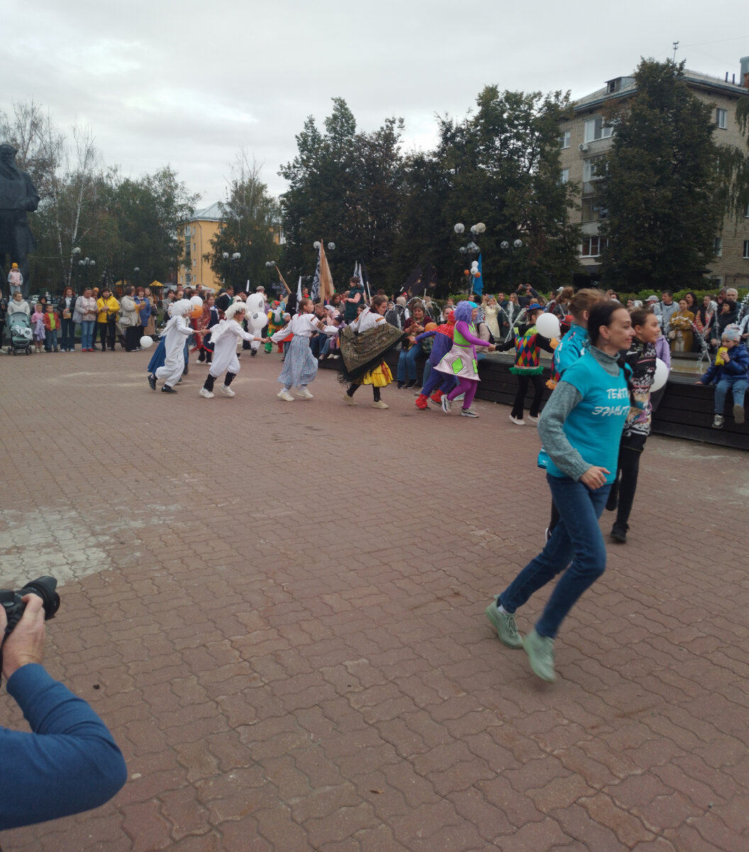 По уже сложившейся традиции, в Туле,  в дни города проходит "Театральный дворик".  В этом году- это уже XV Международный фестиваль уличных театров. 9/09/2023. 16:00.-16