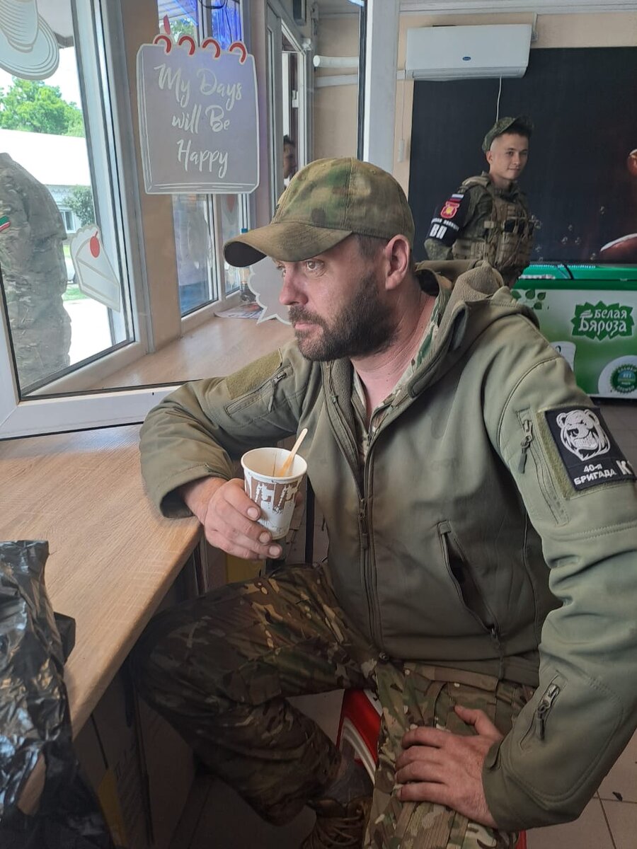 Его глаза. Уже чувствуется усталость. 