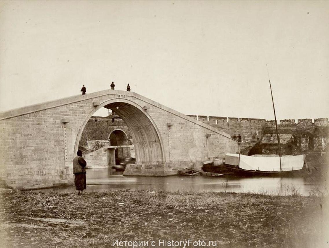 Мост в Сучжоу, Китай, ок.1870. Автор фото Генри Каммидж.
