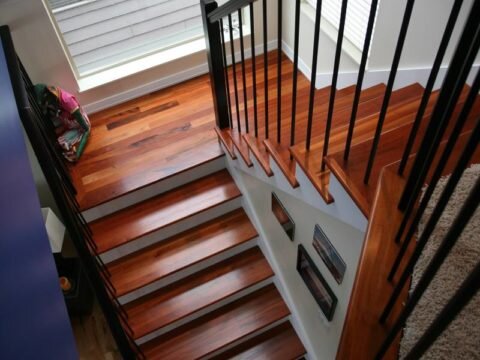  Покраска лаком лестницы