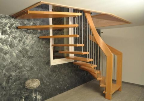  Винтовая лестница из древесины