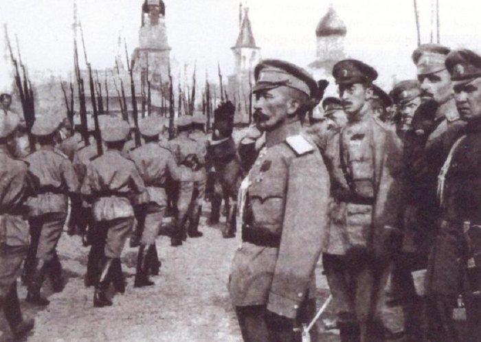 После развала СССР взгляд на Гражданскую войну перетерпел значительные изменения. Белые превратились в истинных патриотов, защитников отечества от хамов, а красные в бандитов извергов и палачей. Особое внимание стали выделять лишь красному террору, жертвами которых якобы стали миллионы соотечественников, а зверства белых благополучно забылись.
