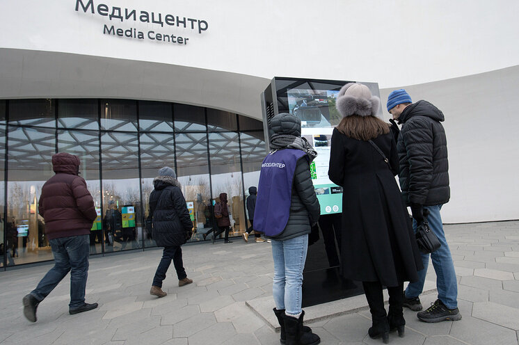 Волонтер Катя возле медиацентра парка "Зарядье" © Стоян Васев/ТАСС
