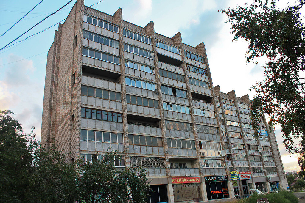 2. Но все это было во второй приезд, после Абакана. А в первый день мне повезло больше - администратор хостела Сибирь, расположенного в девятиэтажке в непосредственной близости от вокзала, согласился заселить меня раньше расчетного часа! Кидаю чемодан, принимаю с дороги душ - и скорее осматривать город!

Кстати, это улица Братьев Абалаковых - известных альпинистов, организовавших первые советские восхождения на пики Памира. Неудивительно, что сибирский город стал родиной многих известных покорителей вершин: Столбы, памятник природы в черте города - отличная естественная тренировочная база :) Туда я тоже ходил, репортаж о нем будет ближе к концу серии.
