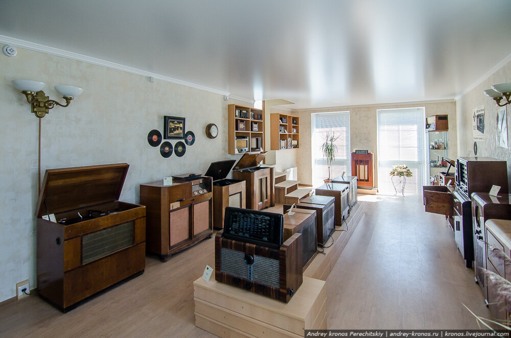 1. Я за всю жизнь, наверное, не видел столько старых радиоприёмников!

