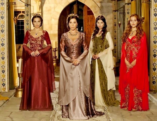 На фото слева-направо - Махидевран Султан (первая жена Сулеймана), его мать (Айше Хафса, валиде-султан), Хатидже Султан и Хюррем Султан (любимая жена султана Сулеймана). 