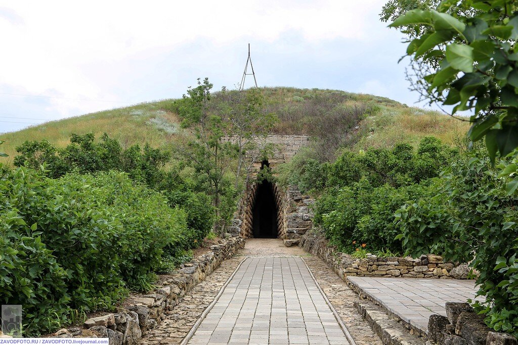 Керчь 1 4. Царский Курган в Крыму. Скифские Курганы в Керчи. Керчь пирамида. Крым Царский холм.