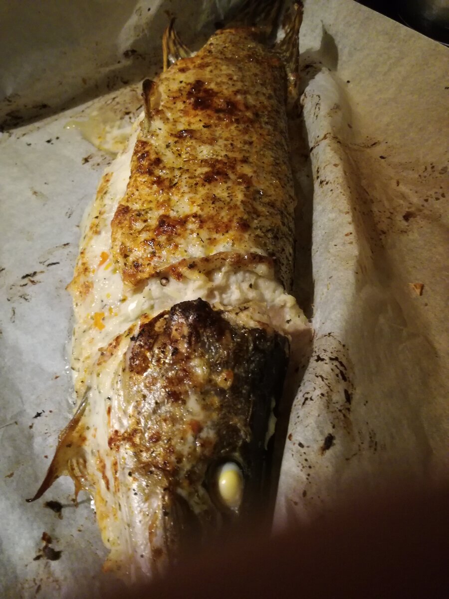 Поскольку у щуки белое, сухое мясо, то надо знать несколько секретов по ее приготовлению. Я расскажу вам, как вкусно запечь щуку в духовке.