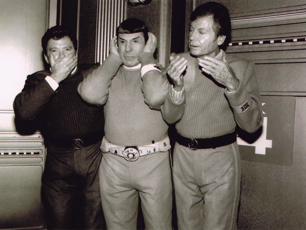 Фото со съемок фильма «Звездный путь 5: Последний рубеж». Исполнители главных ролей в позах трех обезьян. Слева направо: Уильям Шетнер, Леонард Нимой, ДеФорест Келли