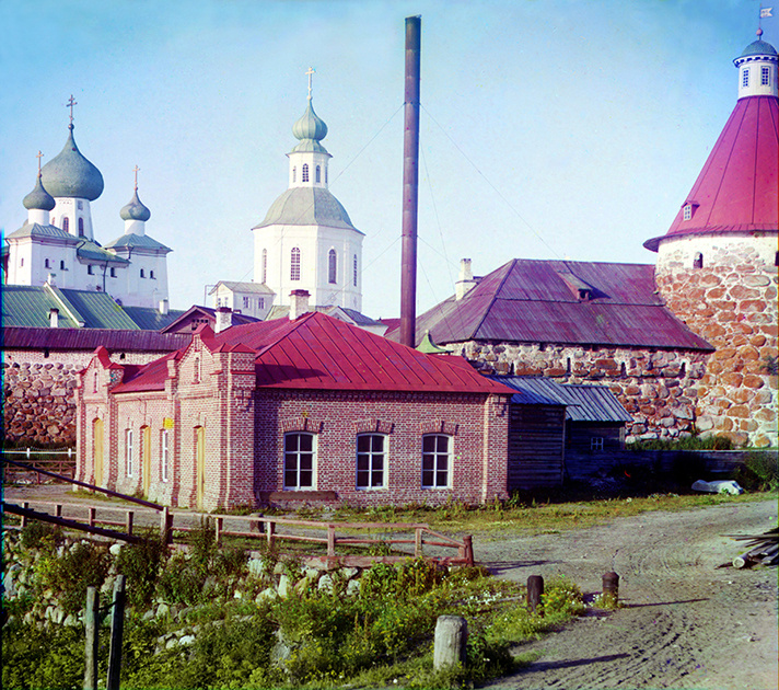 Электростанция Соловецкого монастыря (на переднем плане); на заднем плане — Спасо-Преображенский собор (слева) и Филипповская церковь. Фотография 1916 года 