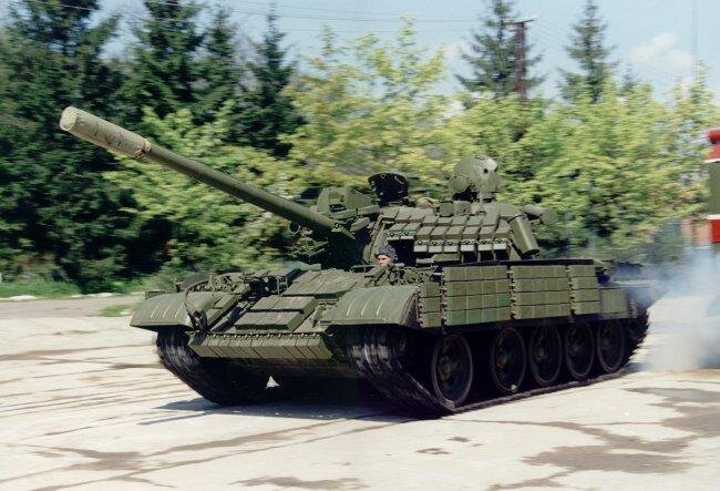 Т-55МВ - одни из последних советских модификаций танка (1985). Помимо динамической защиты, машина получила новую СУО, более мощный двигатель и комплекс управляемого вооружения