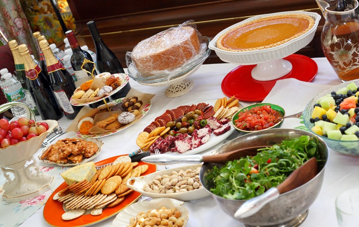 Перед приходом гостей создайте в доме приятный аромат эфирными маслами