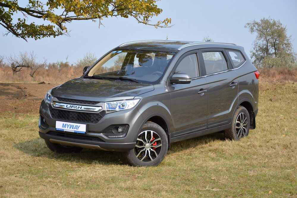   Передняя  часть MyWay действительно производит кроссоверное впечатление – мощно и  брутально. Обратите внимание на элементы заводского колхоз-тюнинга в  виде синей окантовки линз в фарах и покрашенных в красный тормозных  суппортов. К чему всё это?   