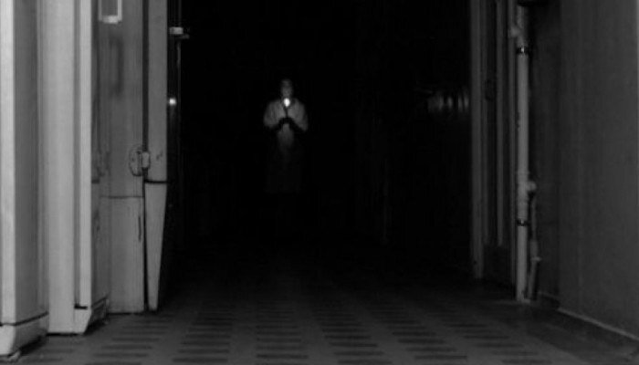 
...А была жизнь как жизнь. Институт окончил, диплом получил, на работу хорошую устроился. Потом вот Алёну встретил, свадьбу сыграли, хорошо так было, правда, как в сказке. Годика через полтора дочка родилась, Машенька. А когда Маше пять исполнилось, Алёна отправилась одноклассницу проведать. Где-то под Алуштой та обосновалась, после университета с мужем уехали на юга. Всё звала она Алёну мою в гости... 
