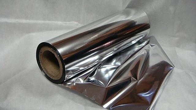 Алюминиевая фольга — уникальный материал. Лечение при помощи фольги  первые начали практиковать китайцы: фольгу прикладывали к биологически активным точкам, отвечающим за работу больных органов.