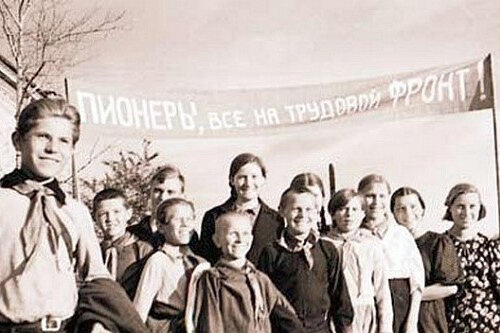 Учащиеся красноярской школы № 10, 1941 г.  (с) книга «Красноярск – Берлин. 1941–1945 гг.»