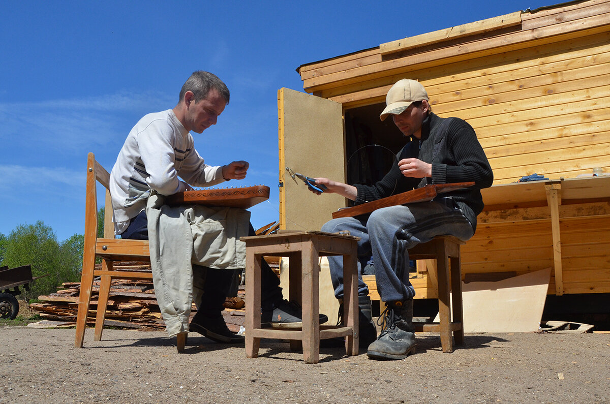 Пока строится новое здание, мастера работают в вагончиках или на улице